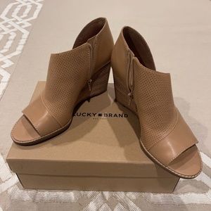 Lucky Brand shoes, size 9.5, tan